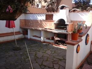 een patio met een pizzaoven in een huis bij Mamita villa in Fiumicino