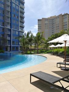 Bazén v ubytování BLU-Pool Access nebo v jeho okolí