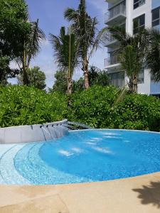 Bazén v ubytování BLU-Pool Access nebo v jeho okolí