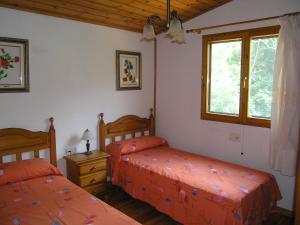 um quarto com 2 camas e uma janela em Casa Ballarin ESPLUGA em Espluga
