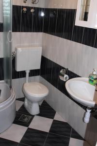 Ein Badezimmer in der Unterkunft Rooms Adriatica Island Brač