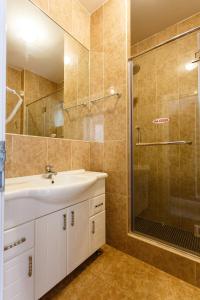 Koupelna v ubytování VIP Hotel