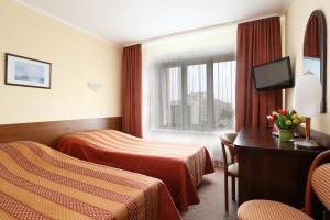 pokój hotelowy z 2 łóżkami i oknem w obiekcie Sputnik Hotel w Mińsku