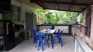 une cuisine avec une table et des chaises bleues. dans l'établissement Thai Break Resort, à Trang