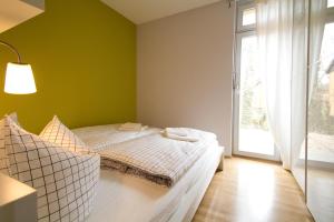 a bedroom with a bed and a large window at Ferienwohnungen Auszeit und Freizeit in Ahrenshoop