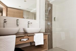 A bathroom at Hotel Tauernhof