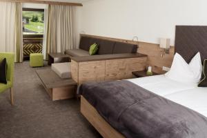 A bed or beds in a room at Hotel Tauernhof