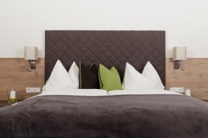 A bed or beds in a room at Hotel Tauernhof