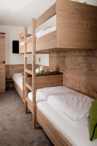A bed or beds in a room at Hotel Tauernhof