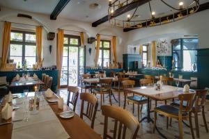 a restaurant with tables and chairs in a room at Gasthaus Zum Schwan in Oschatz