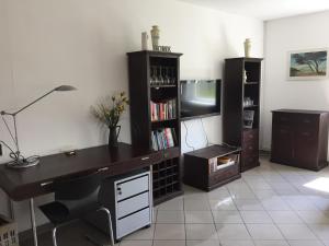 a room with a desk and a tv and a desk and chair at Ferienwohnung Neustrelitz in Neustrelitz