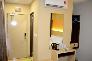 TV a/nebo společenská místnost v ubytování City Central Hotel