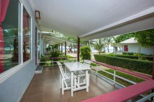 a patio area with a patio table and chairs at Da Kanda Villa Beach Resort in Thong Sala