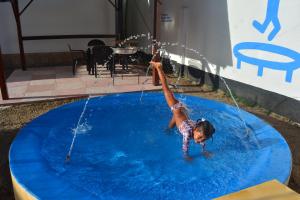 un niño está jugando en una piscina con agua en Brasil-Kite en Paracuru