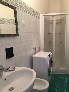 ヴィエトリにあるCasa Marinaのバスルーム(洗面台、トイレ、シャワー付)