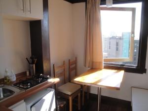 a small kitchen with a stove and a window at The Travelling Chile in Valparaíso