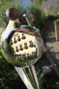 um reflexo de uma casa numa bola de vidro em Landgasthof zum Muller em Ruderting