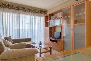 un soggiorno con un divano e una TV di Gemelos 20 - Beninter All Inclusive a Benidorm