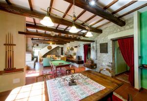 Casa Boschetto في San Venanzo: غرفة معيشة مع طاولة تنس طاولة