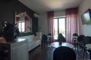 TV a/nebo společenská místnost v ubytování Eh13 Luxury Accommodation