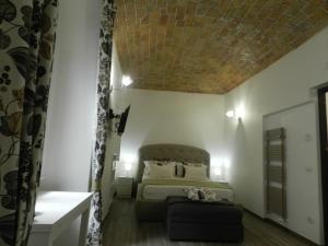 ローマにあるSan Pietro - Vaticano - Executive Studio Flatのレンガ天井のベッドルーム1室
