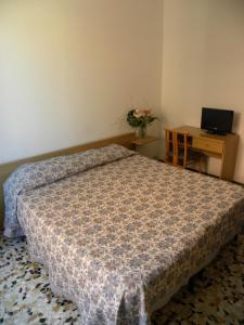 1 dormitorio con cama, mesa y escritorio en Albergo La Neigra, en Sestri Levante