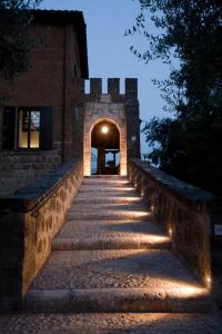 una escalera de piedra que conduce a un edificio por la noche en Residenza Antica Flaminia, en Civita Castellana
