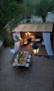 un patio con una mesa con fruta. en Residenza Antica Flaminia, en Civita Castellana
