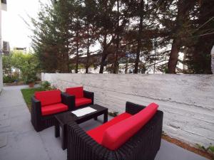 eine Terrasse mit roten und schwarzen Stühlen und einem Tisch in der Unterkunft Apartments Mare in Vodice