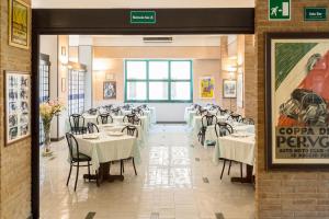 アッシジにあるHotel Franco Antonelliのテーブルと椅子が備わるレストラン