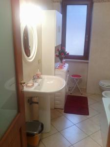 baño con lavabo y aseo y ventana en B&B Rosa Dei Venti, en Orvieto