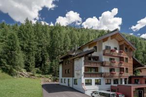 a hotel in the mountains with a parking lot at Smarthotel Bergresidenz - Adults only in Obergurgl