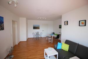 a living room with a couch and a table at Wohnen auf Zeit am Golfplatz Motzen in Motzen