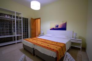 um quarto com uma cama grande num quarto em Apartamentos Plaza - Albufeira em Albufeira
