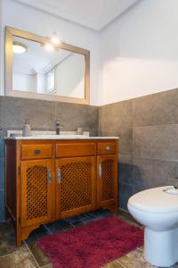 コラレホにあるVilla Veronicaのバスルーム(洗面台、トイレ、鏡付)