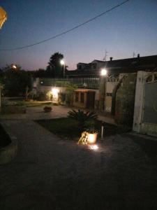 un patio trasero por la noche con un patio iluminado en Oasi Peppa, en Ascea