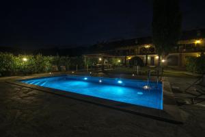 ein Schwimmbad in einem Garten in der Nacht in der Unterkunft Cascina Rocca Agriturismo B&B in La Morra