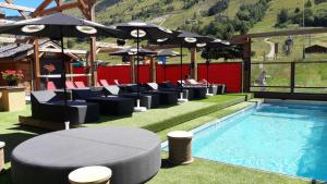 Bazén v ubytování Hotel Cote Brune nebo v jeho okolí