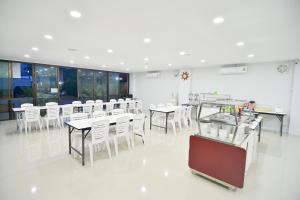 Restoran või mõni muu söögikoht majutusasutuses Sabuy Best Hotel Phayao