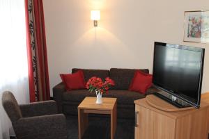 TV a/nebo společenská místnost v ubytování Ambassador Hotel