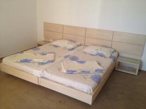 ein Bett in einem Schlafzimmer mit zwei Kissen darauf in der Unterkunft Villa Teo in Costinești