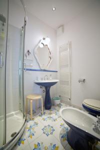 A bathroom at Nuvole Barocche