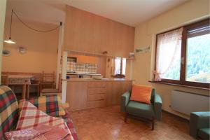 アウロンツォ・ディ・カドーレにあるAppartamento Panorama Dolomitiのキッチン、リビングルームが備わります。