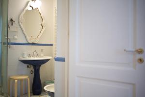 A bathroom at Nuvole Barocche