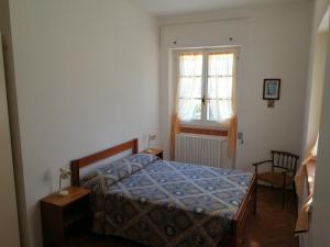 Schlafzimmer mit einem Bett und einem Fenster in der Unterkunft B&B Leggieri Villa Siria in San Giovanni Rotondo