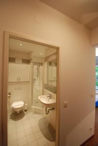 A bathroom at Kolping Campus Krems