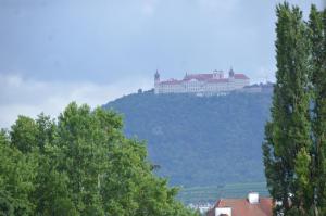 A general mountain view or a mountain view taken from a hosteleket