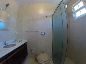 y baño con aseo, lavabo y ducha. en Casa na Lagoinha Florianópolis B1, en Florianópolis