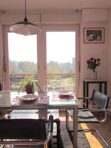 comedor con mesa y sillas y ventana grande en Apartment Grado, en Zagreb