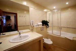 Łazienka w obiekcie Hotel Roudna